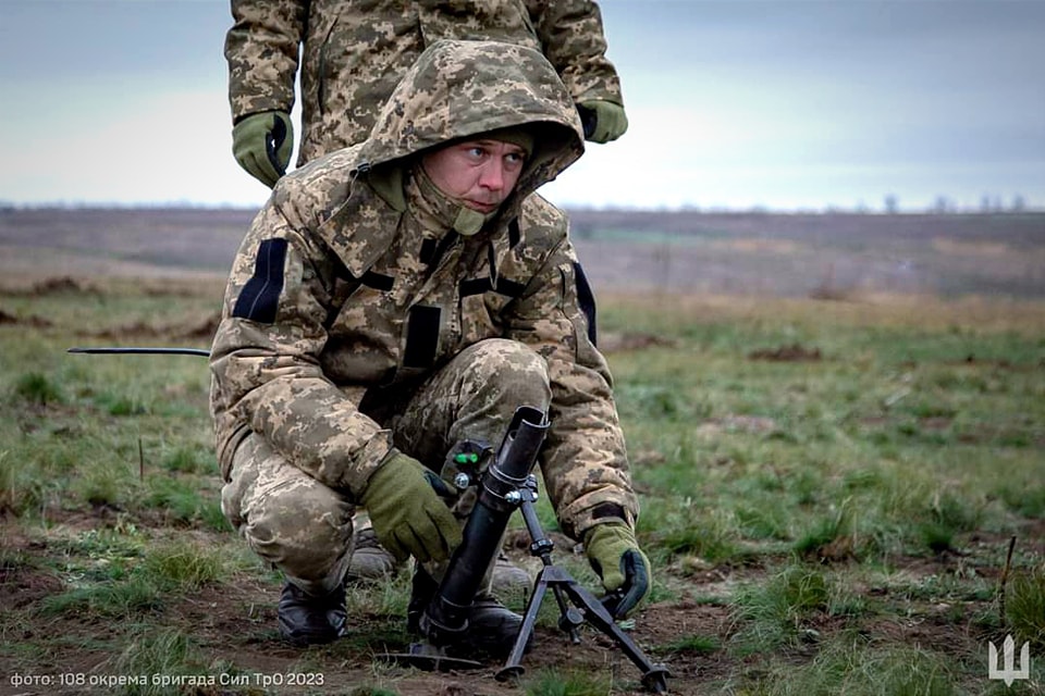 Скинули авіабомби на три мирних села та десять разів атакували позиції ЗСУ на Харкківщині окупанти